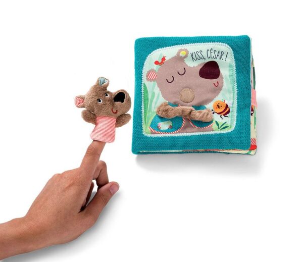 Książeczka z mini-pacynką na palec wielofunkcyjna "Buziaki dla Cezara" Niedźwiadek Cesar 12 m + LILLIPUTIENS - obrazek 4