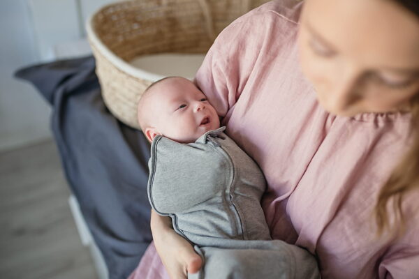 OTULACZ do spowijania FIRST STEP Z CZAPECZKĄ melanżowy ciemny szary Sleepee - obrazek 3