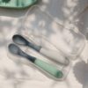 Zestaw 2 łyżeczek silikonowych w podróżnym etui 4 m+ Mineral grey/Sage green Beaba - obrazek 4