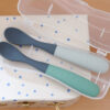 Zestaw 2 łyżeczek silikonowych w podróżnym etui 4 m+ Mineral grey/Sage green Beaba - obrazek 3