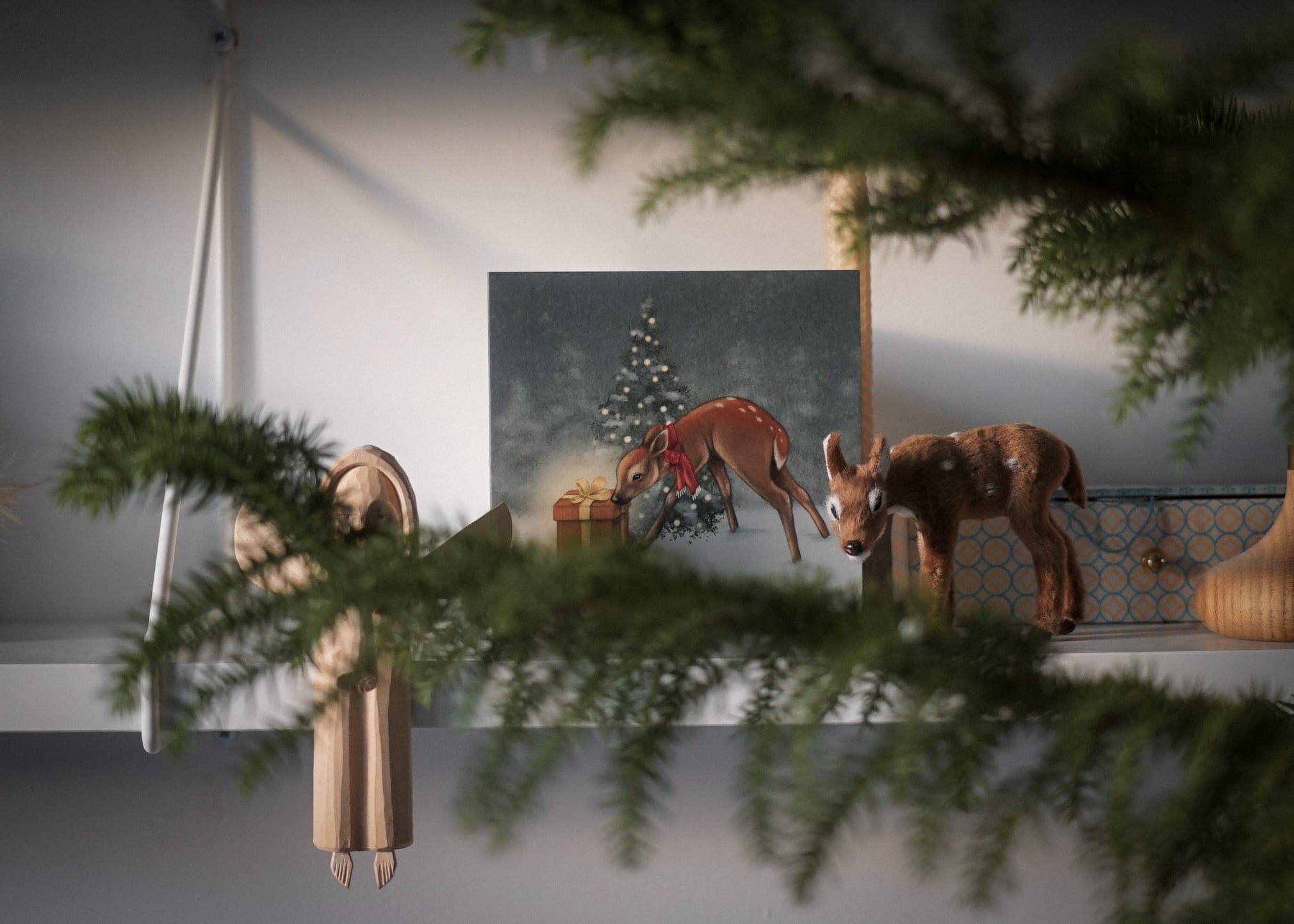 KARTKA OKOLICZNOŚCIOWA SARENKA Z PREZENTEM ŚWIĄTECZNYM - hi little - obrazek 2