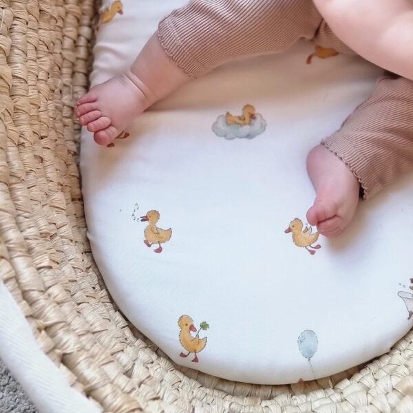 Prześcieradło do wózka/ kosza Mojżesza LUCKY DUCKY Layette - obrazek 4