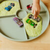 Tacka sensoryczna Play Tray Sage 2w1 pojemnik KOLORY Jellystone - obrazek 4