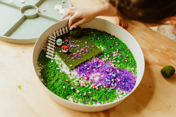 Tacka sensoryczna Play Tray Sage 2w1 pojemnik KOLORY Jellystone - obrazek 3