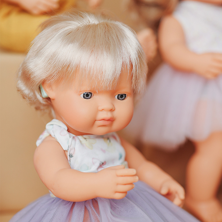 Lalka dziewczynka Europejka 38 cm z implantem śliwkowym Miniland My Friends & Me - obrazek 3