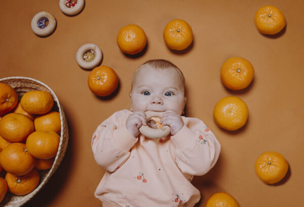 Drewniana grzechotka sensoryczna, Pomarańcza Petit Boum - obrazek 2