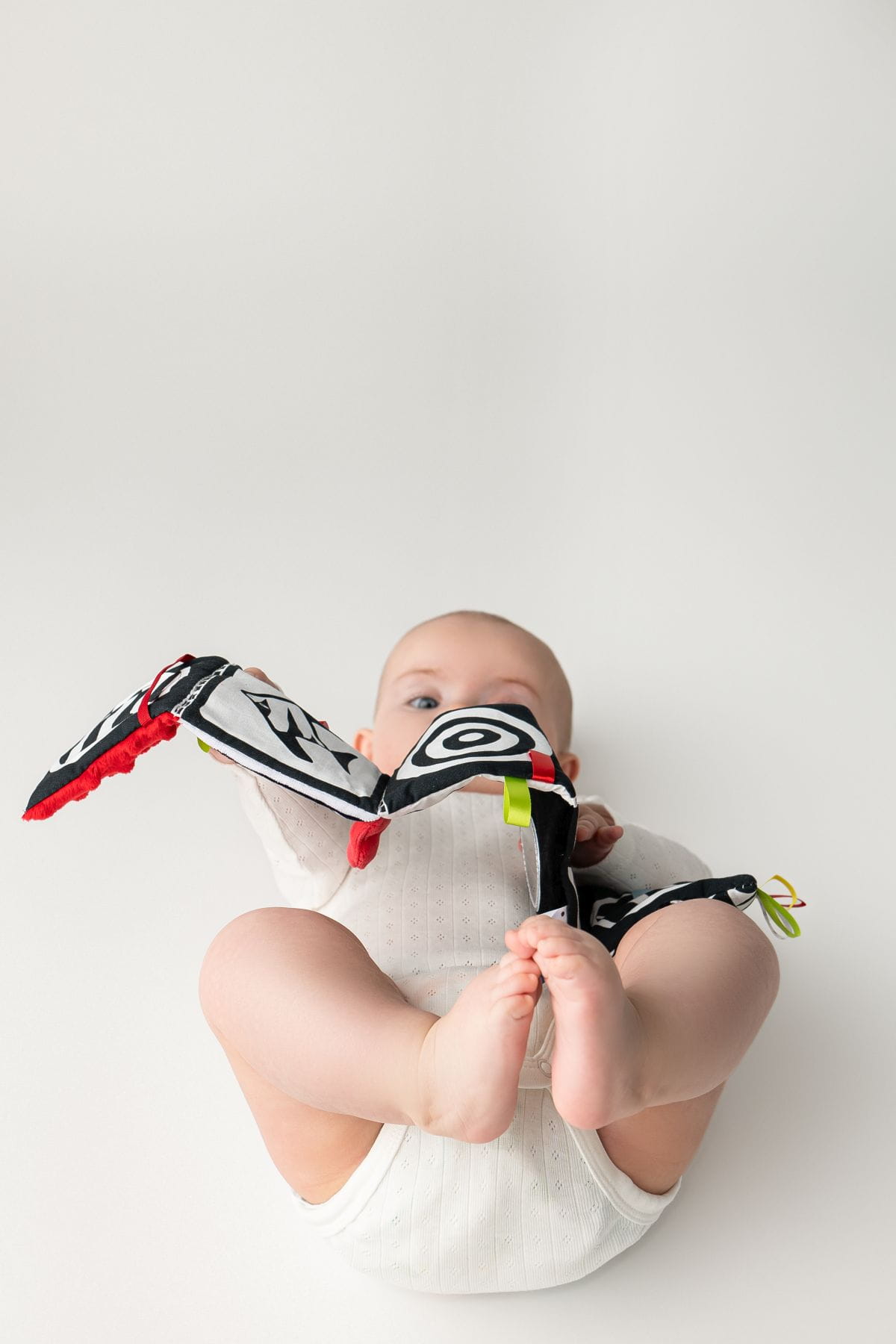 Czerwona książeczka sensoryczna MOM'S CARE - obrazek 3