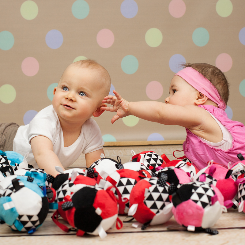 Piłeczka pluszowa czerwona MOM'S CARE - obrazek 2