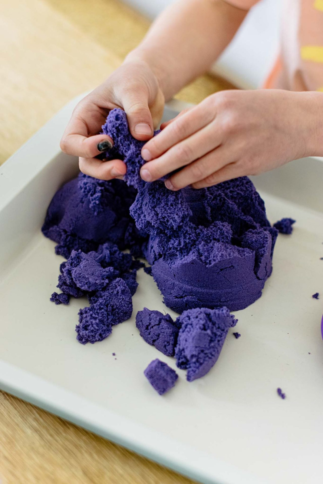 Piasek kinetyczny z foremką, 100% naturalny, 500g, kolor FIOLETOWY, pachnący ChildGen - obrazek 2