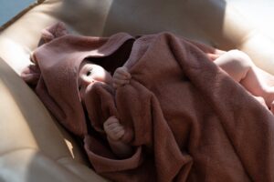 niemowlę owinięte ręcznikiem po kąpieli – ubranka dla noworodka