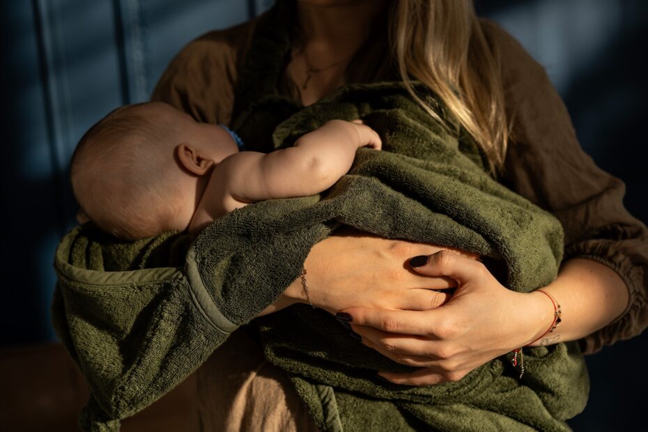 Kobieta karmi niemowlaka