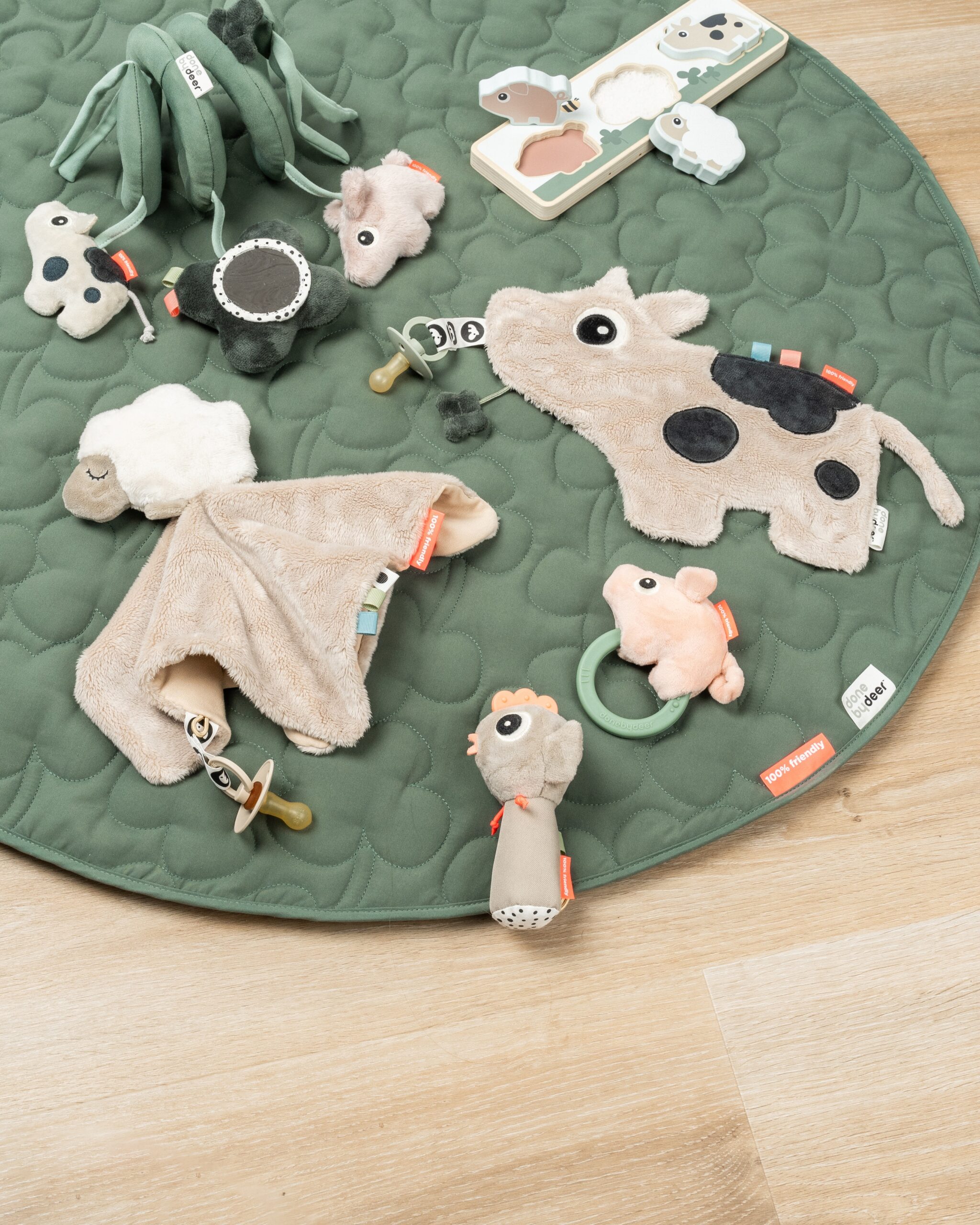 GRYZAK ZABAWKA DO CHWYTANIA KURKA CLUCKY Z GRZECHOTKĄ DONE BY DEER - obrazek 4