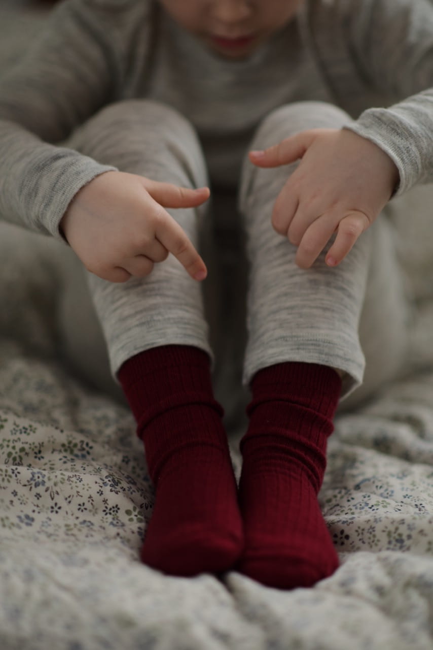 Skarpetki z wełny merino dziecięce bordo w prążek MERINOWCA - obrazek 2